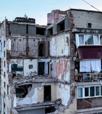 «Погибли два человека». В Хмельницком сотрудники ГСЧС закончили разбирать завалы на месте взрыва в многоэтажке