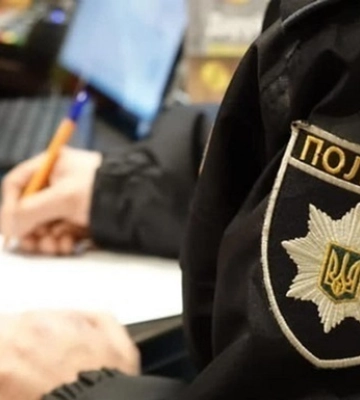 Уклонение от мобилизации: на Киевщине женщина избила полицейского палкой