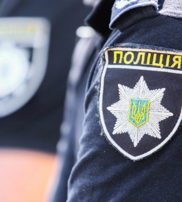 На Київщині жінка вдарила поліцейського палицею під час перевірки документів одного з місцевих чоловіків