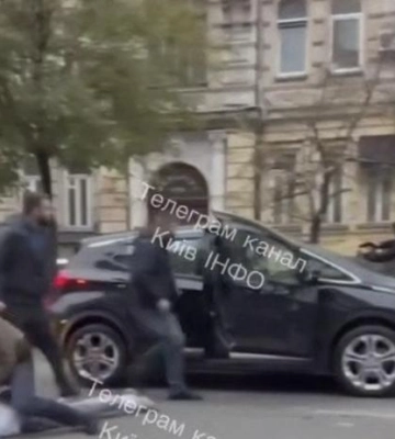 Цивільні зі зброєю зупинили автомобіль у столиці й затримали чоловіка: що відомо