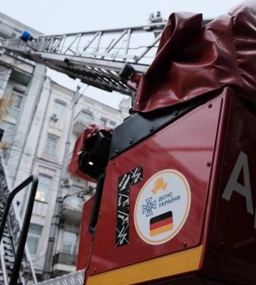 У Києві понад 100 рятувальників всю ніч і ранок гасять пожежу у квартирі: чому не вдається ліквідувати займання