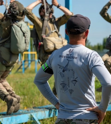 1700 польотів для «Гріфіна» і жодної паніки. Навіщо в ССО стрибки з парашутом?