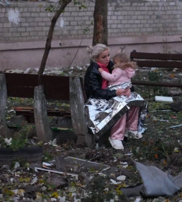 Взрывы в Запорожье: ракета попала в общежитие, среди раненых — дети