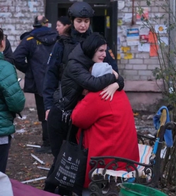 Взрывы в Запорожье: ракета попала в общежитие, среди раненых — дети