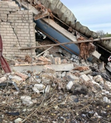 На Київщині внаслідок ворожої атаки постраждала жінка, є пошкодження будинків і авто