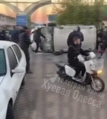 На Одещині на ринку “7-й кілометр” натовп напав на військових ТЦК та перекинув їхній автомобіль