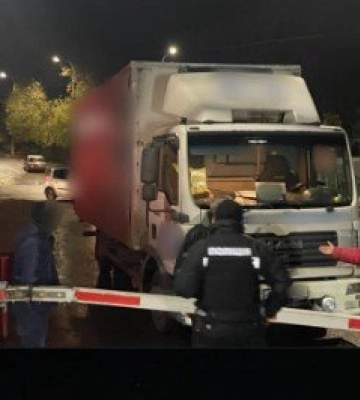 У Рівному вантажівка протаранила шлагбаум залізничного переїзду та ще одне авто