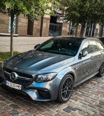 В Киеве заметили редкий "семейный суперкар" Mercedes мощностью более 600 сил 