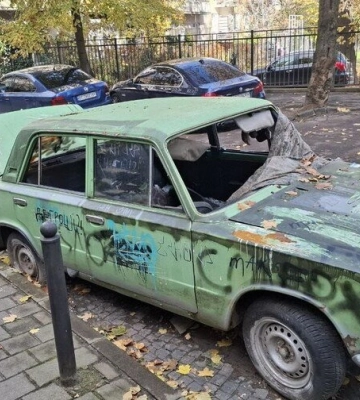 У Львові на арештмайданчик перемістили ще дві покинуті автівки, - ФОТО