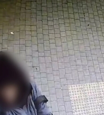 В Одесі затримано жінку, яка зірвала та викинула у смітник прапор України 