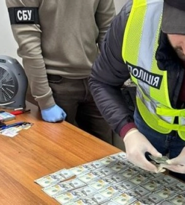 Прикарпатський адвокат заробив на “ухилянті” $7 000, навʼязавши йому свої послуги — правоохоронці (ФОТО)
