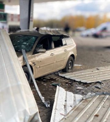 У Сумах зафільмували, як російський “шахед” влучив у заправку (Відео)