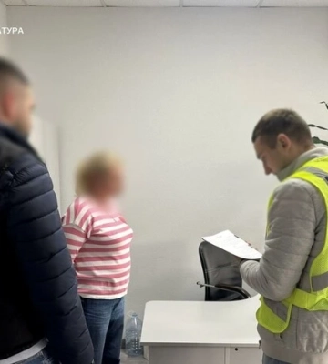 Переплатили за фарбу та канцелярію 500 тис. грн: у Києві запідозрили у корупційній змові чиновницю та бізнесмена