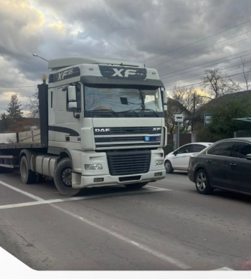 В Івано-Франківську багатотонна вантажівка збила пішохода, який переходив дорогу не там, де слід