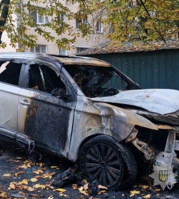 В Одесі містянину повідомили про підозру у підпалі автомобіля та повідомлять підозру у збуті наркотиків. ФОТО