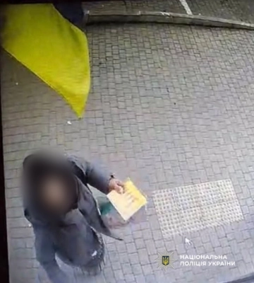 В Одесі повідомлено про підозру жінці, яка вчинила публічну наругу над Державним Прапором України