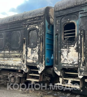 Уламки, вирви та понівечені вагони: наслідки удару росіян по залізничному вокзалу в Сумах