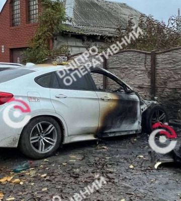 В Индустриальном районе Днепра среди ночи загорелись два автомобиля: подробности