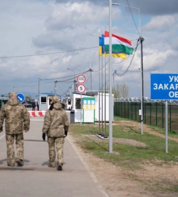 На Закарпатті чоловік на позашляховику протаранив шлагбаум на кордоні та втік до Угорщини