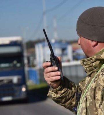 На Закарпатті чоловік протаранив шлагбаум на кордоні та втік до Угорщини