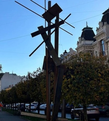 На проспекті Шевченка у Львові встановили іржаву скульптуру «Давид»