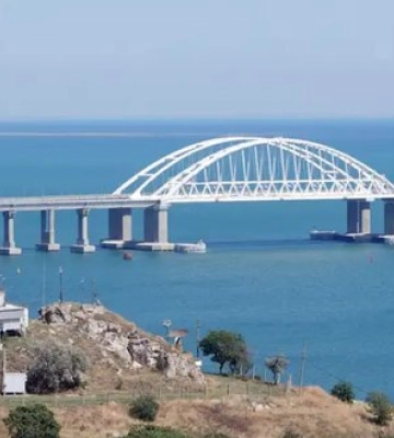 Окупанти заборонили проїзд електромобілів Кримським мостом. Бояться вибухівки