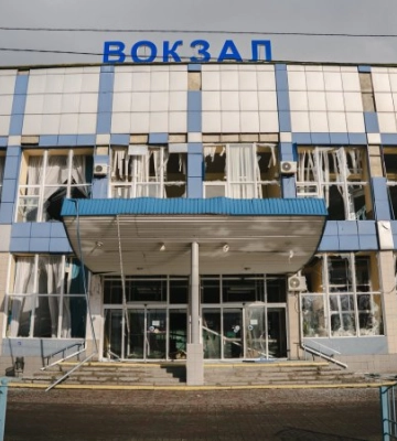 Внаслідок удару росіян не працюють каси на вокзалі у Сумах