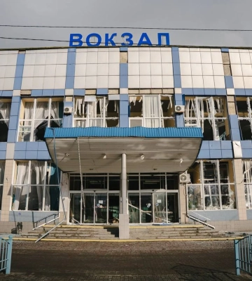 Внаслідок удару росіян не працюють каси на вокзалі у Сумах