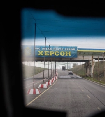 Військові РФ зранку обстріляли Херсон, є загиблий та поранена