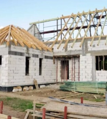 Будівництво приватного будинку у 2026 році: у яку суму обійдеться облаштування даху