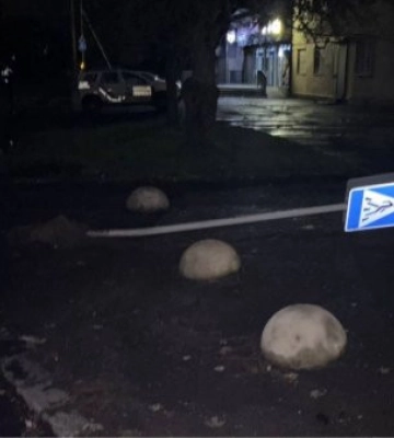 В Ужгороді нетвереза водійка збила дорожній знак і втекла: патрульні швидко затримали порушницю