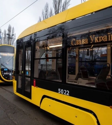 Нові трамваї та автобуси вийшли на столичні маршрути: де курсують та як виглядають