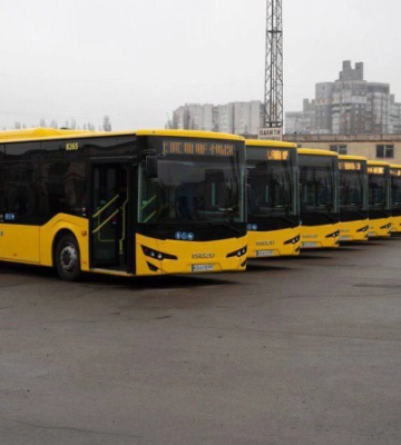 У Києві на маршрути вийшли нові трамваї та автобуси: де курсуватимуть та як виглядають (ФОТО)