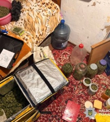 Зберігав 2,5 кг канабісу - у Миколаєві поліцейські затримали чоловіка за незаконний обіг наркотиків