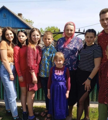 Взяла під опіку п’ятьох онуків і чекає зятя з полону: історія 65-річної бабусі з Волині