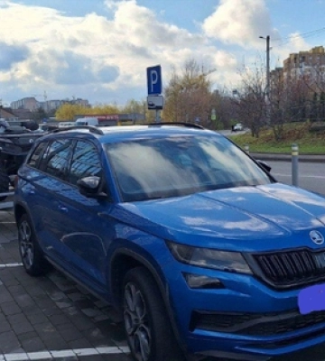 Став поперек: у Луцьку поскаржилися на водія, який неправильно припаркував авто 