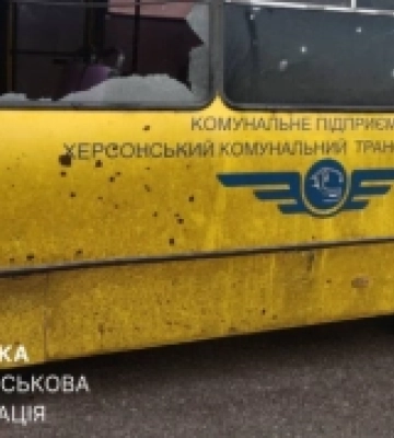 Росіяни атакували автобус дроном в Херсоні