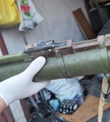 Знайшов у лісосмузі та сховав у гаражі – у Миколаєві поліцейські затримали чоловіка за незаконне зберігання гранатомета
