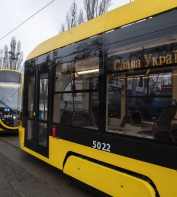 У Києві на маршрути вийшли нові низькопідлогові трамваї та автобуси — фото