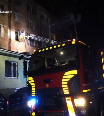 Рятувальники ліквідували пожежу в багатоквартирному будинку Кропивницького 