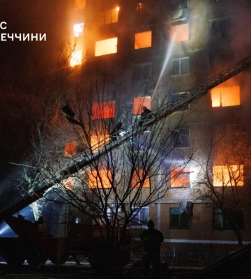У Краматорську ворожий безпілотник влучив у багатоповерхівку (ФОТО)