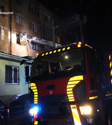 Рятувальники ліквідували пожежу в багатоквартирному будинку Кропивницького 