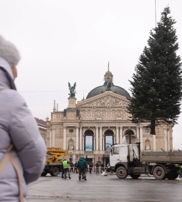 У Львові перед Оперним театром встановлюють головну ялинку