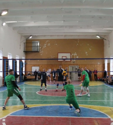 Досвідчені волейболісти з різних куточків області зустрілися на традиційному турнірі в Мукачеві