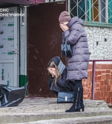 У Краматорську завершили аварійно-рятувальні роботи після удару російського дрона по дев’ятиповерхівці (, )