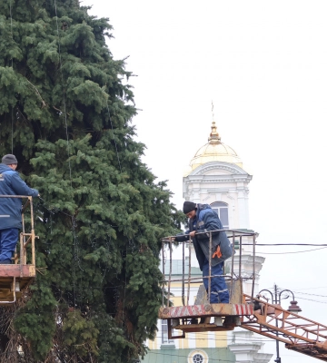 У центрі Луцька прикрашають ялинкове тріо: місто повертається до теплих відтінків ілюмінації