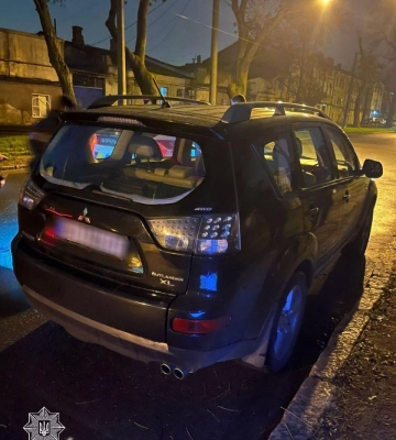 В Одесі патрульні затримали чоловіка, який намагався потрапити до чужого авто