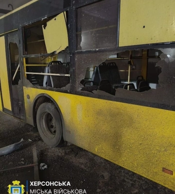Рашисты ударили по коммунальному предприятию в Херсоне — поврежден транспорт