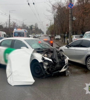 В Киеве произошло тройное ДТП с участием такси: двоих человек госпитализировали