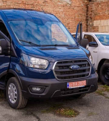 Вінницька громада передала військовим два автомобілі та автобус